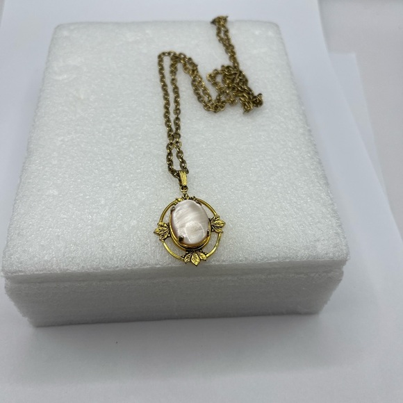 Gold Tone and Light Pink Stone Oval Leaf Pendant Necklace Vintage - Picture 15 of 16